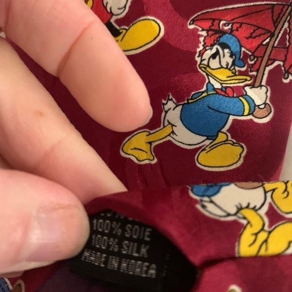 Micky Mouse & Donald Duck umbrella men’s vintage silk tie with red background - Picture 6 of 9